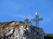 23 Il sole riflette sulla croce